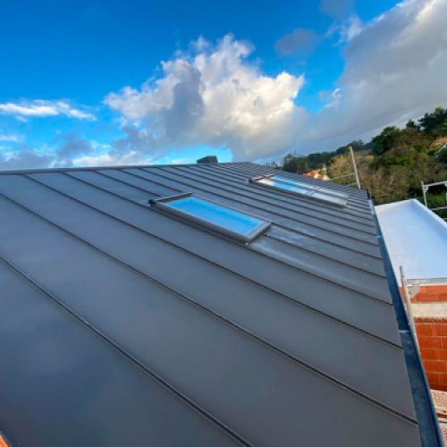 Tejado a base de planchas de antracita