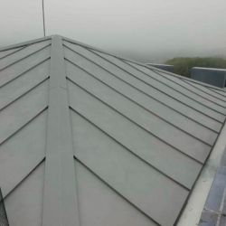 Detalle de tejado de zinc prepatinado gris