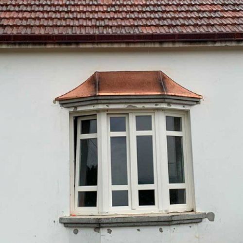 Tejadillo de cobre sobre ventana