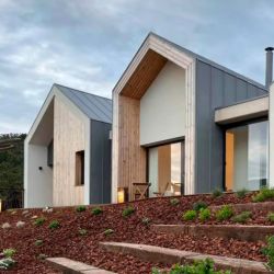 Viviendas unifamiliares de tejado a dos aguas de zinc prepatinado gris