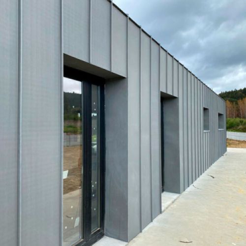 Edificio construido con planchas de zinc prepatinado gris