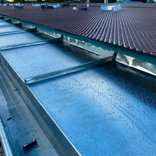 Tejado con planchas de zinc natural