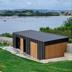 Chalet de antracita y madera cerca del mar