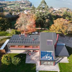 Chalet con cubierta de antracita