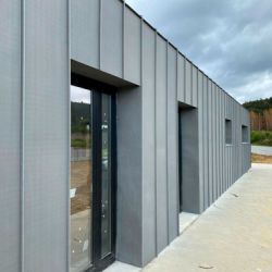 Edificio construido con planchas de zinc prepatinado gris