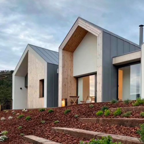 Viviendas unifamiliares de tejado a dos aguas de zinc prepatinado gris