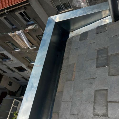 Tejado y borde recubierto con zinc natural