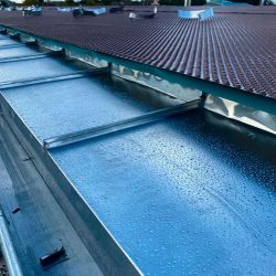 Tejado con planchas de zinc natural