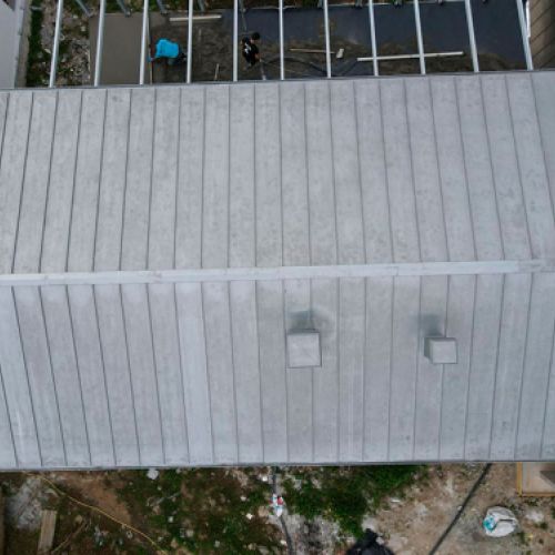 Tejado a dos aguas con planchas de zinc natural