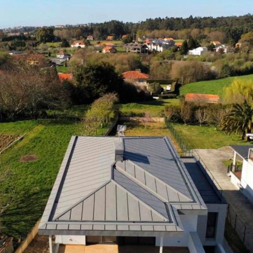 Tejado de vivienda unifamiliar de zinc prepatinado gris