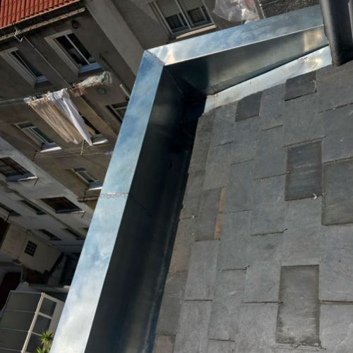Tejado y borde recubierto con zinc natural