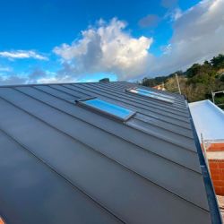 Tejado a base de planchas de antracita