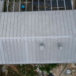 Tejado a dos aguas con planchas de zinc natural