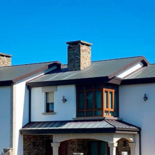 Chalet con cubiertas y tejado de cobre