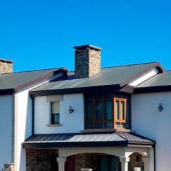 Chalet con cubiertas y tejado de cobre