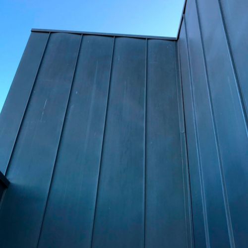 Edificio cubiertos con planchas de zinc natural