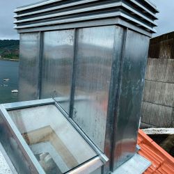 Ventana y salida de humos recubiertas de zinc